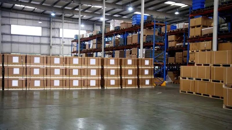 仓库叉车电瓶更换：价格背后的考量因素